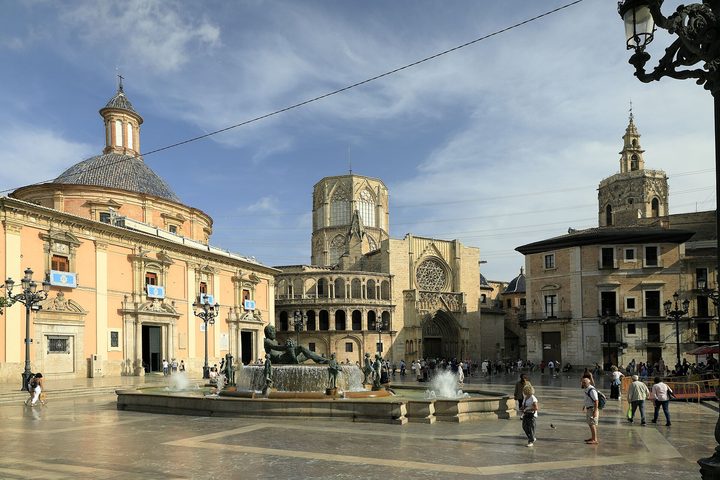 The cathedral and the Plaza de la Virgen with its fountain and stone facades